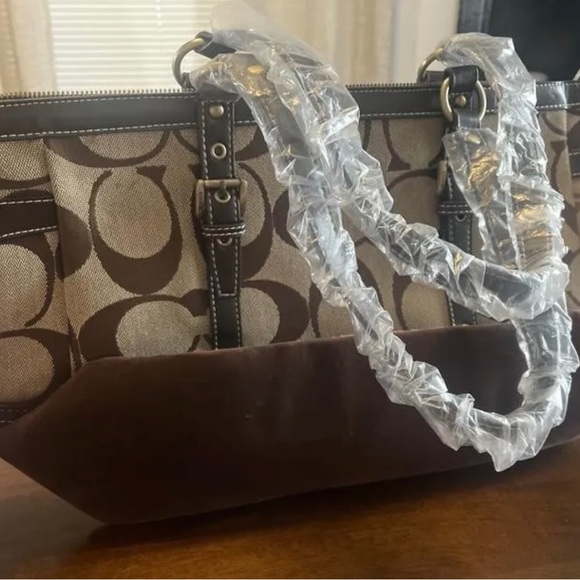 NEW ITEM! NWT Coach Bag ❤️ - Picture 3 of 6